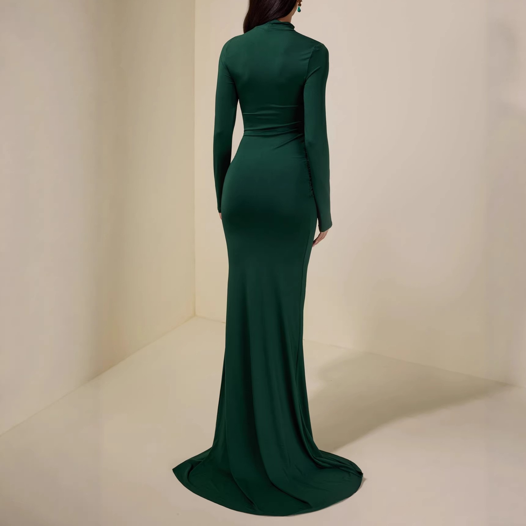 Ruffled long-sleeved fitted green halter-neck sexy dress with a feminine style