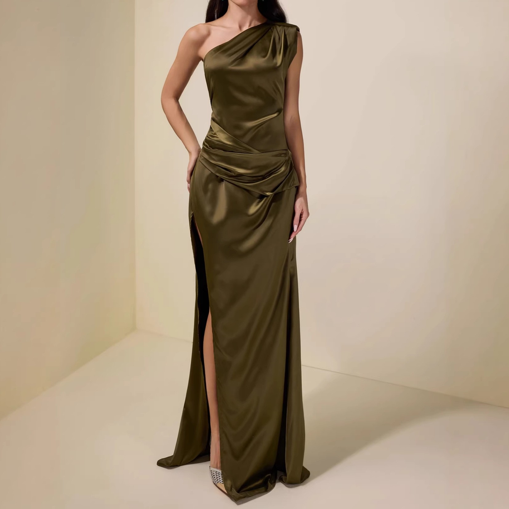 New style elegant side-opening pleated green dress with graceful back exposure and high-end length.
