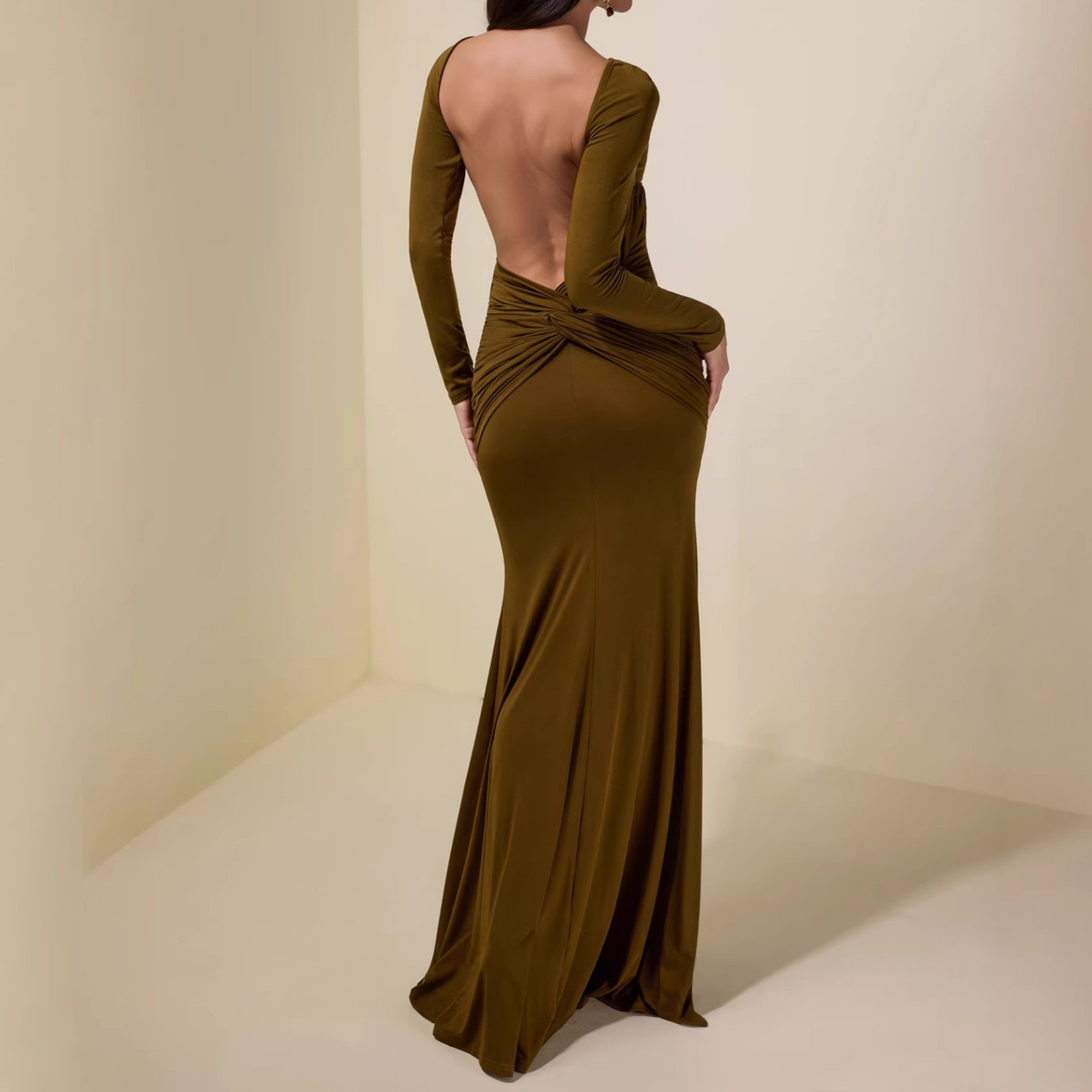 Long-sleeved backless sexy figure-hugging pleated sexy and simple dress