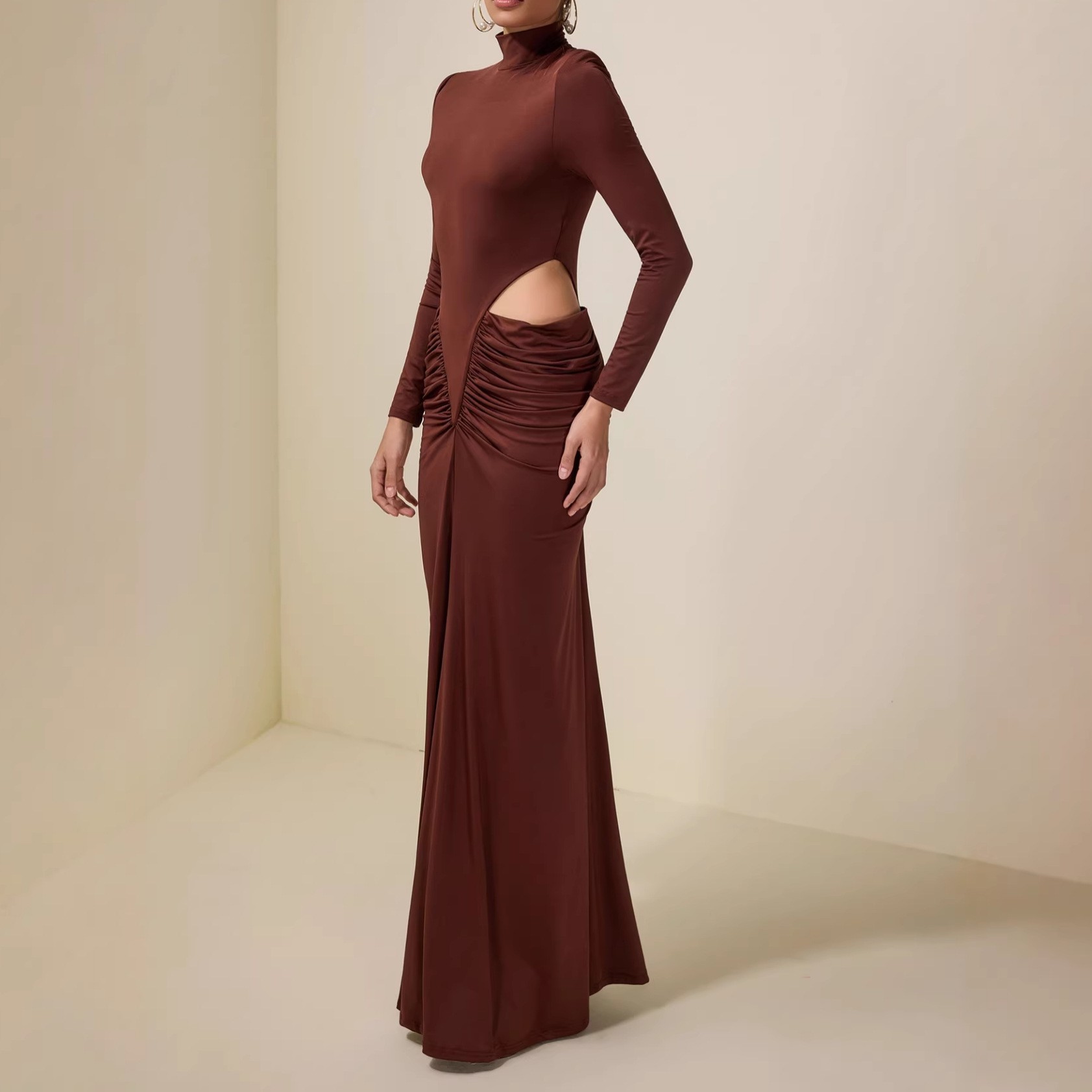 High-necked elegant long-sleeved dress with a slit at the waist and pleated brown backless design