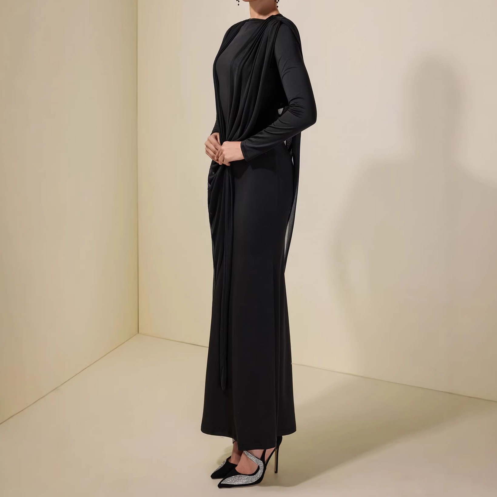 New irregular pure black form-fitting dress with elegant style