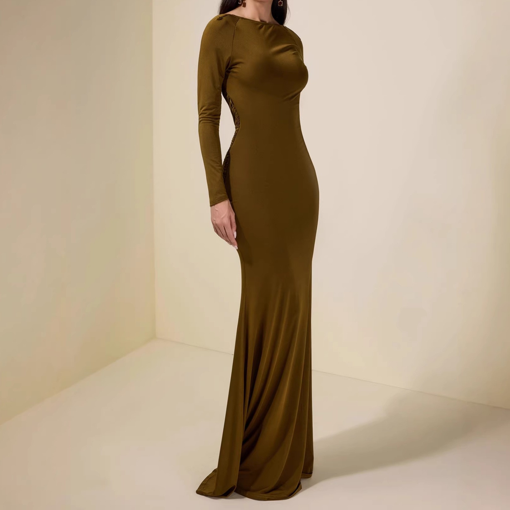 Long-sleeved backless sexy figure-hugging pleated sexy and simple dress