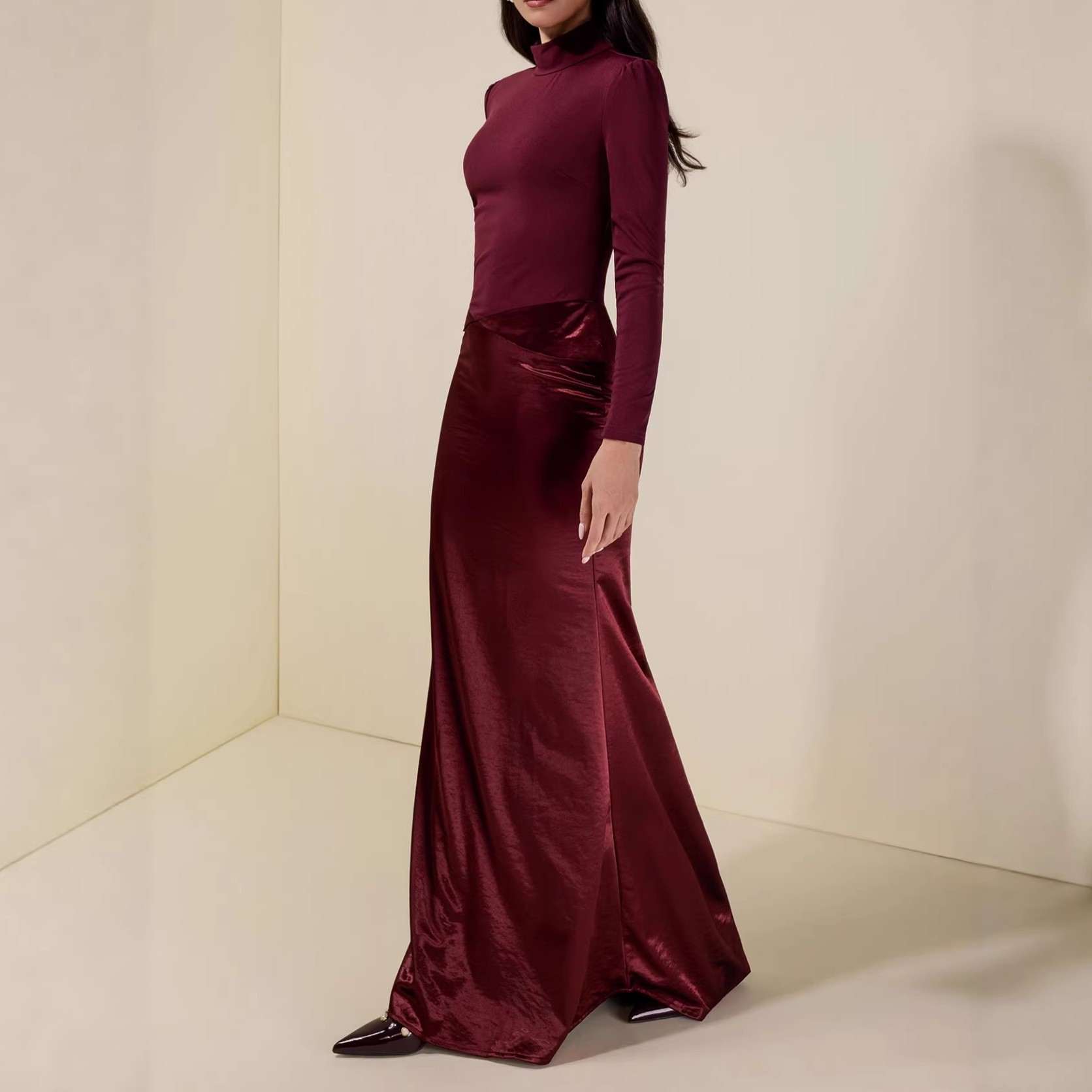 Deep red fitted halter-neck long-sleeved backless sexy dress with long skirt