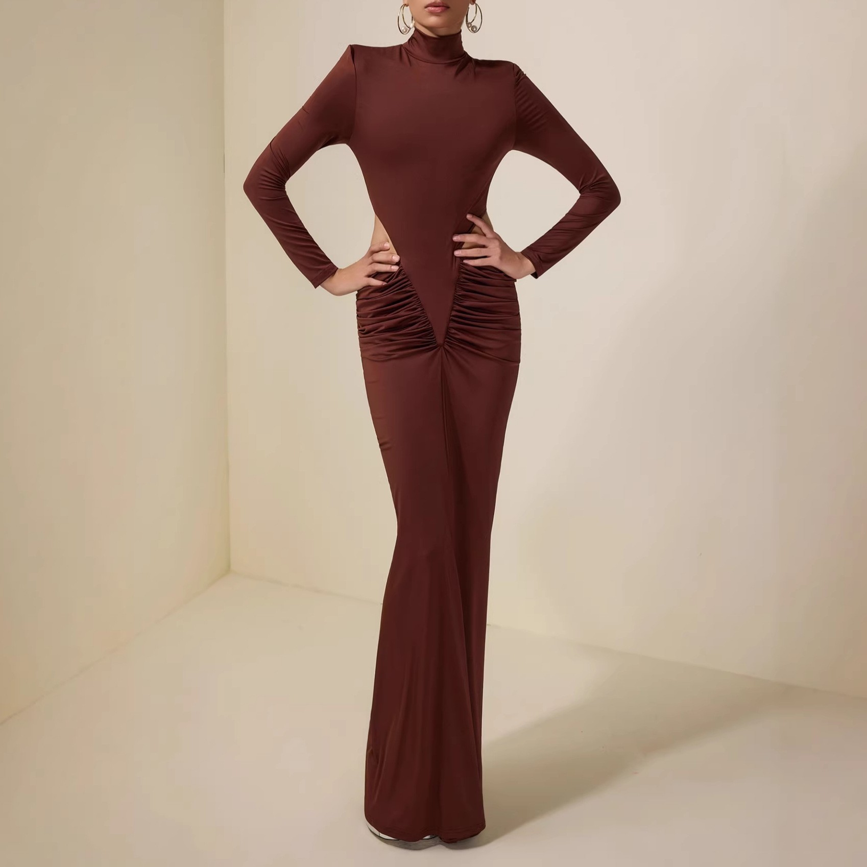 High-necked elegant long-sleeved dress with a slit at the waist and pleated brown backless design