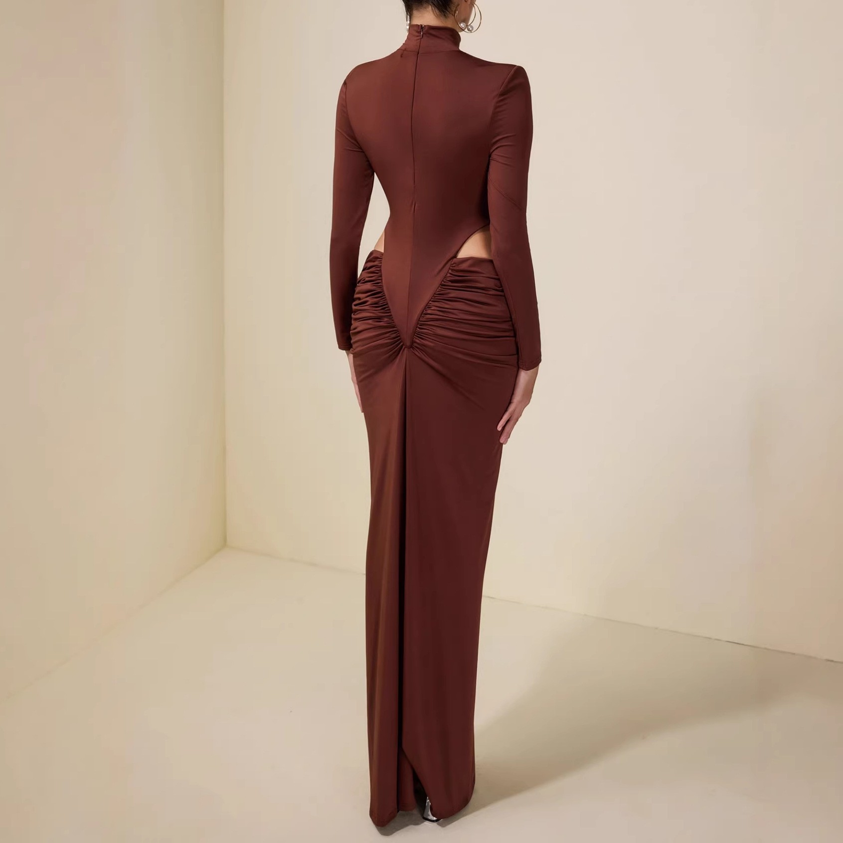 High-necked elegant long-sleeved dress with a slit at the waist and pleated brown backless design